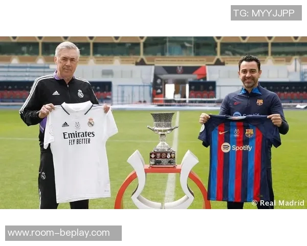 弗里克手握加维球衣与西超杯奖杯合影球员现场观战决赛引关注 弗里克手握加维球衣与西超杯奖杯合影球员现场观战决赛引关注